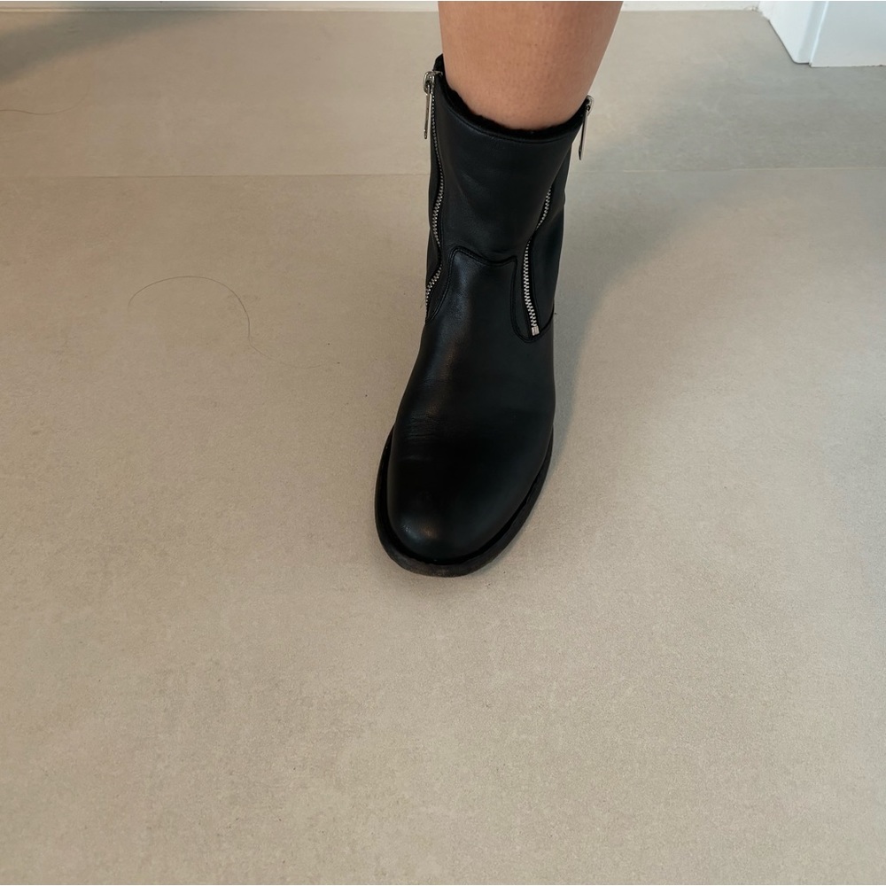 Black Burberry winter boots with fur inside